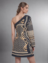 Robe courte asymétrique à col diagonal et perles